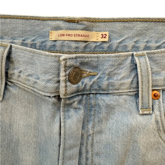 Levi’s Low Pro Straight Jeans W32 Light Wash Distressed Knees 31 inch inseam - Picture 3 of 4